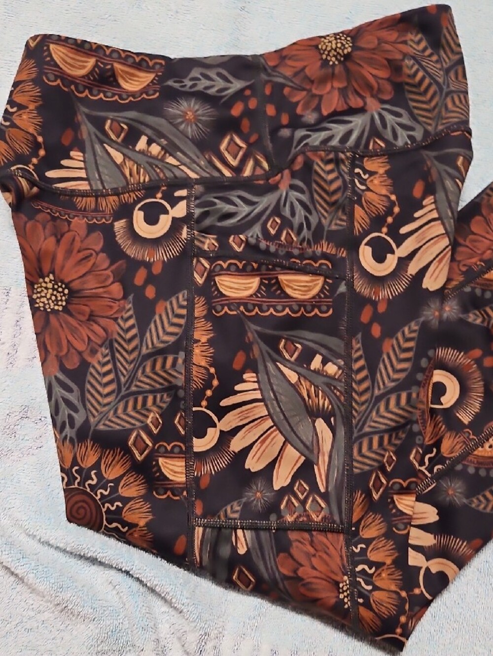 Constantly Varied Gear Floral-Pattern Capris in Brown and Black - Picture 3 of 4